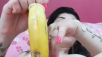 Une Incroyable Adolescente Latine Se Masturbe Avec Une Banane