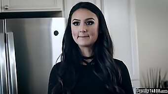 Eliza Ibarra Dominerer En Brunette Kollega På Kontoret.