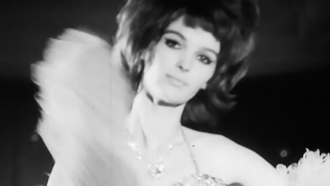 Cabaret Britannico Di Spogliarello Degli Anni '60 - Un Viaggio Nostalgico Nell'Erotismo Vintage