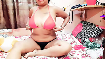 लिंजरी में Milf शॉर्ट वीडियो में उत्तेजित करती है