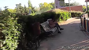 ¡joven Puta Intercambia Sexo Oral Por Dinero En Un Parque Público!