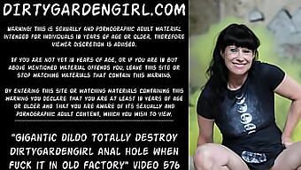 ثقب الشرج لـ Dirtygardengirl يتمدد بشدة بواسطة دسار ضخم خلال رحلة مصنع عام، مما يؤدي إلى تدهور مرئي.