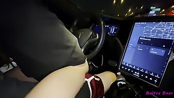 Bailey Base Seduce Il Appuntamento Di Tinder Per Il Sesso In Macchina A Tesla. Non Perdere Questo Video Bollente!