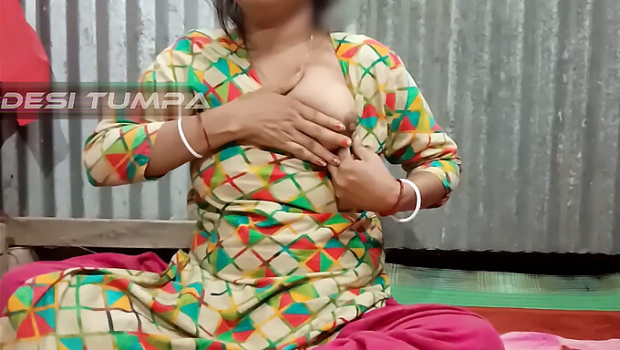 Bhabhi Desi Tumpa Revela Seus Grandes Seios Brancos E Vagina Apertada E Lisa Enquanto Seu Cônjuge Está Ausente