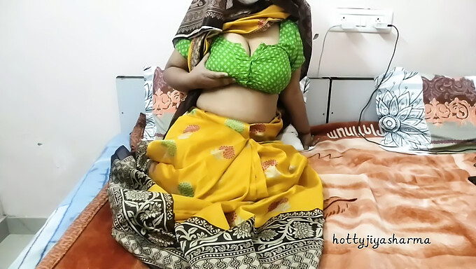 Salwar Của Một Bà Mẹ Á Đông Bị Lộ Và Bị Đụ Vào Mặt