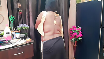 Femme Au Foyer Indienne Bisexuelle Se Montre En Lingerie Et Culotte