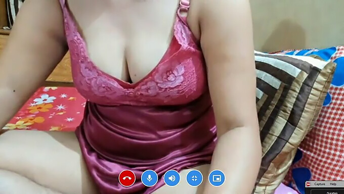 Model Webcam Matang Memamerkan Aset Semulajadi.