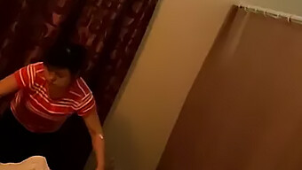 Masseur Asiatique Donne Un Massage Apaisant Des Mains Dans Un Spa