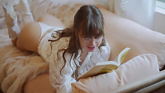 Riley Reid Menjadi Nakal Semasa Belajar Bukunya Dengan Gurunya Dalam Fikiran!