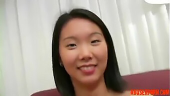 可爱的亚洲少女katherine Lee在虐待者网站上的免费业余色情片中