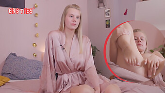 Jolien, Eine Blondine Mit Natürlichen Großen Titten Spielt Gerne Fußball Und Trägt Sexy Dessous