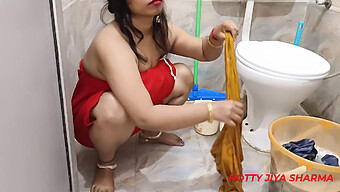 Bhabhi Milf India Menggoda Dengan Cucian Dan Seks Dalam Bahasa Hindi