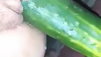 Chica Asiática Llega Al Orgasmo Con Un Pepino