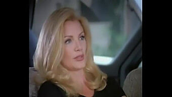 Shannon Tweed Og Dawn Engasjerer Seg I En Lidenskapelig Scene I En Softcore-Film.