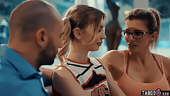 Cory Chase Imposta Un Trio Con Una Giovane Cheerleader Per Il Suo Allenatore Marito