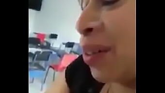 Una Profesora Latina Hace Una Mamada Increíble En Un Aula